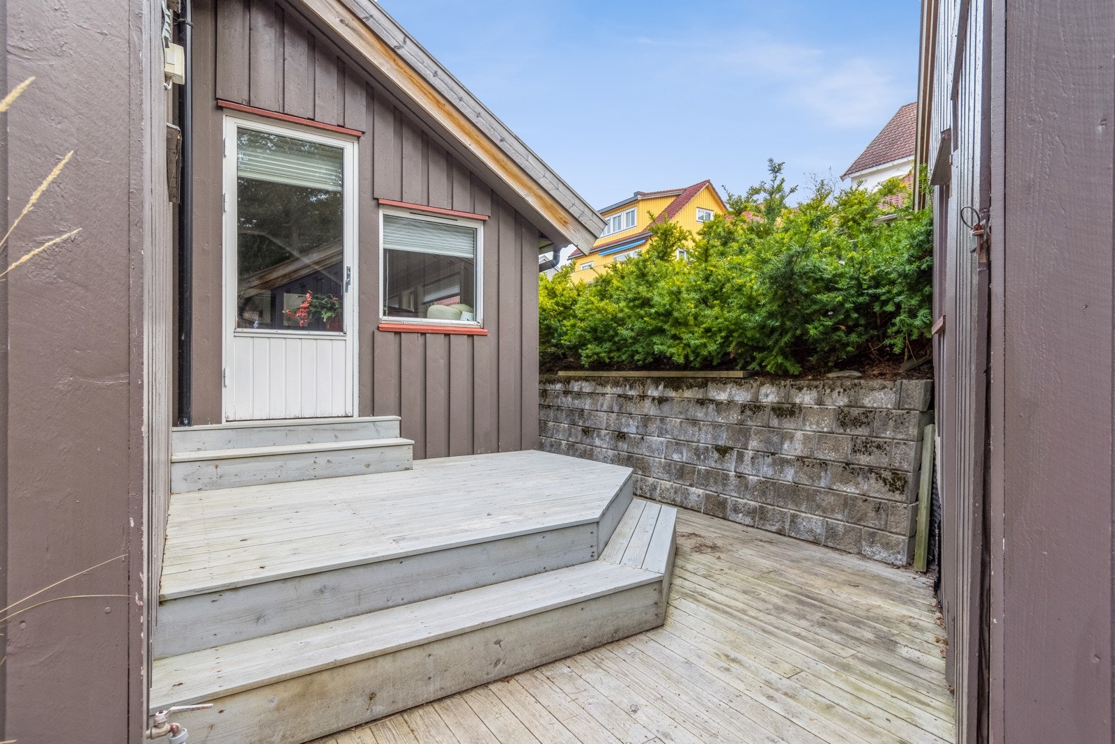 De flotte uteområdene byr på godt med boltreplass for både store og små. Galleribilde