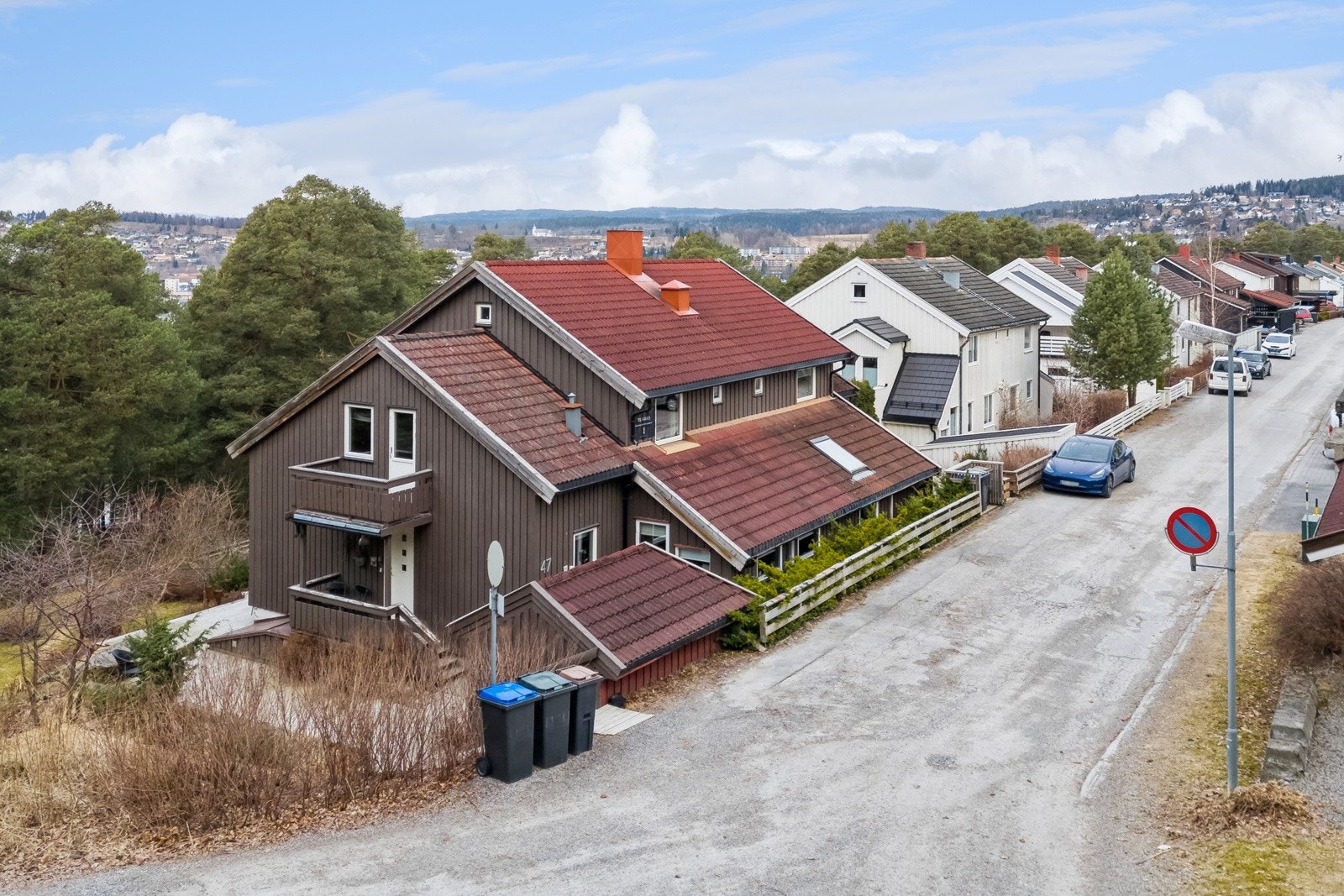 Gaten er en blindveg uten gjennomgangstrafikk, noe som gjør den populær for de fleste. Galleribilde