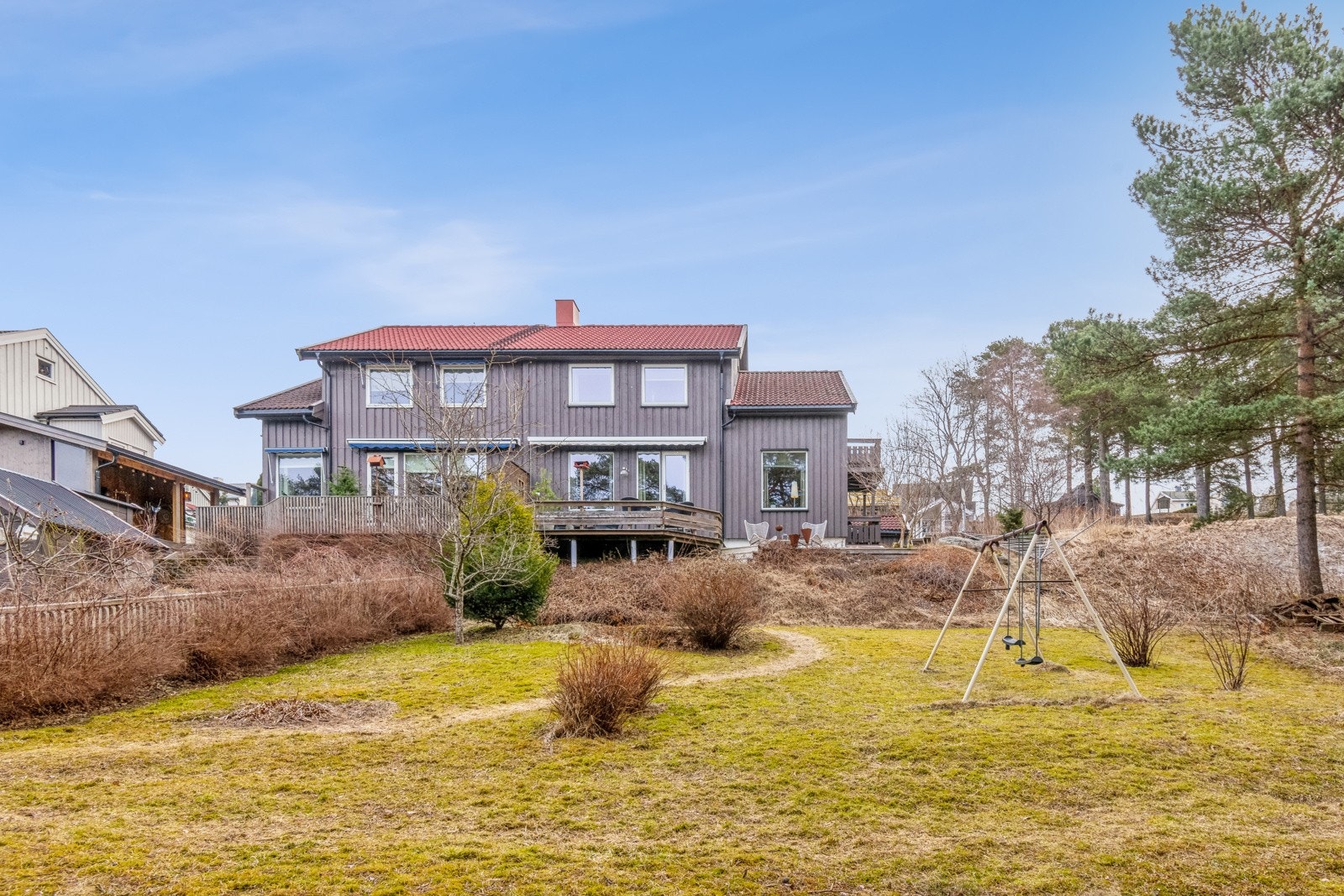 Boligen har tilgang til en flott hage fra terrassen. Galleribilde