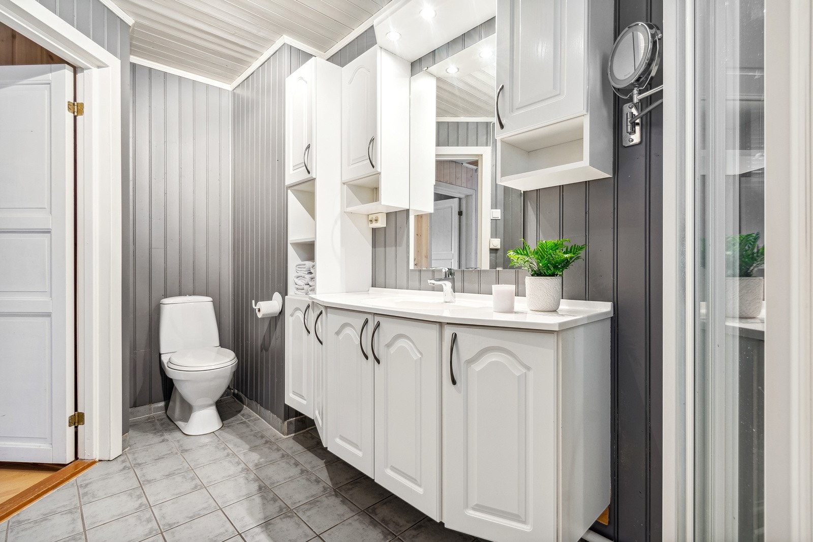 Badet i 2. etasje er utstyrt med gulvvarme og dusjkabinett. Galleribilde