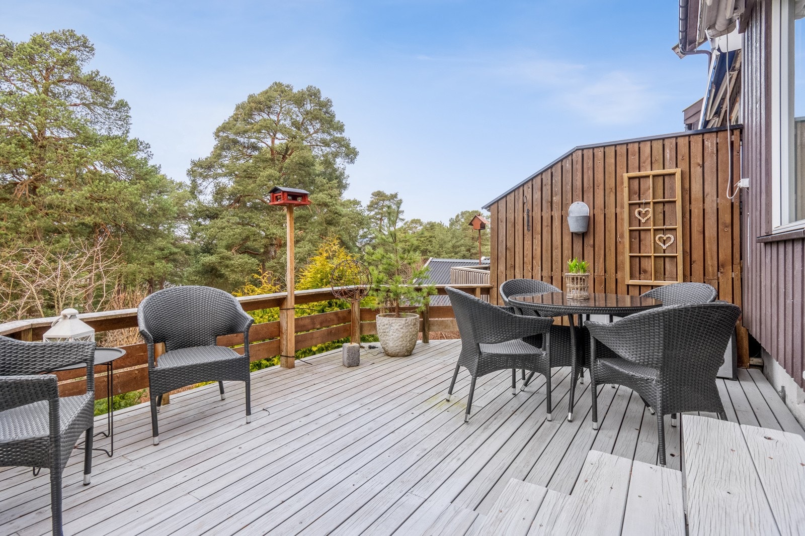 Terrassen kan enkelt innredes i ulike soner, og innbyr virkelig til store, sosiale sammenkomster. Galleribilde