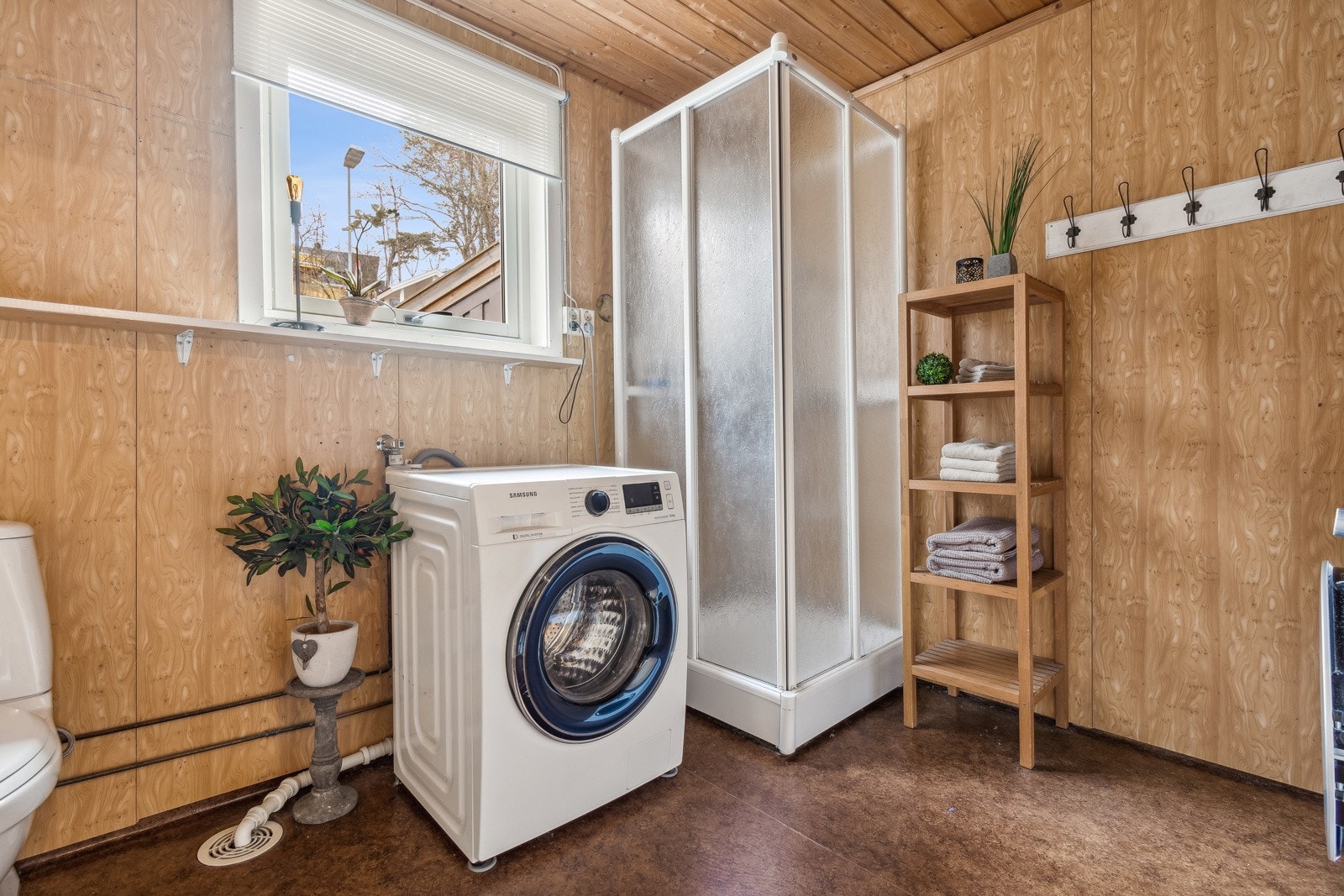 Ved gangen er det et vaskerom med dusjkabinett og opplegg for vaskemaskin. Galleribilde