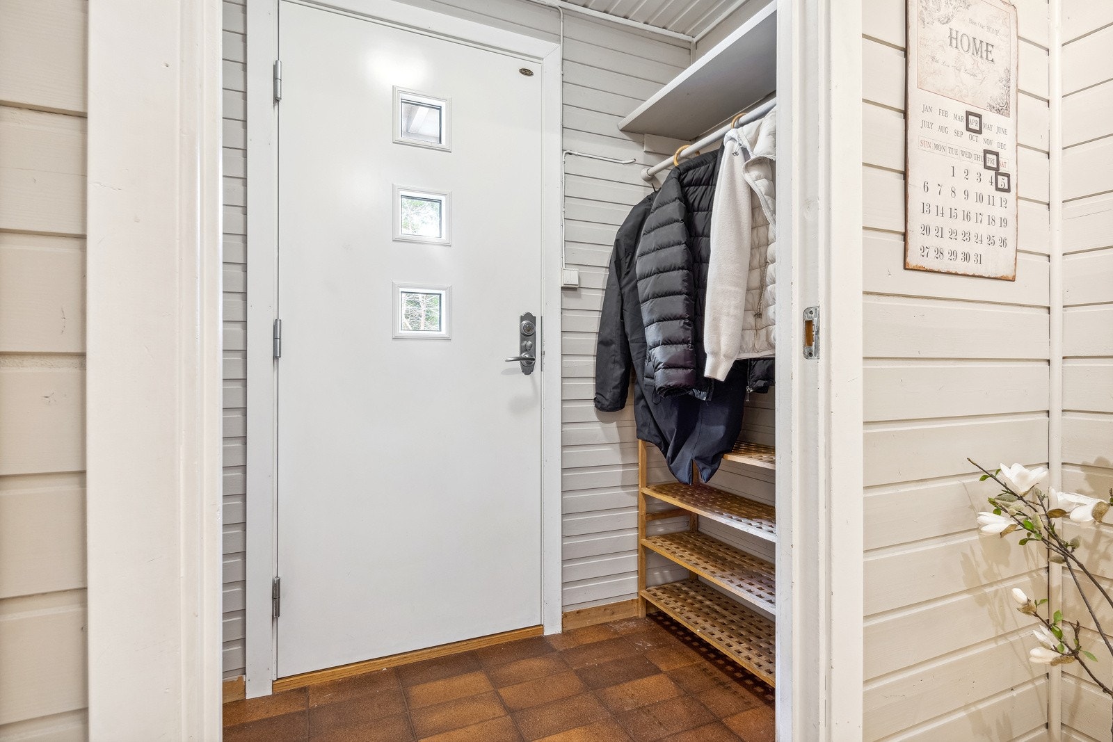 Entreen har knaggrekke og plass til skohylle eller lignende Galleribilde