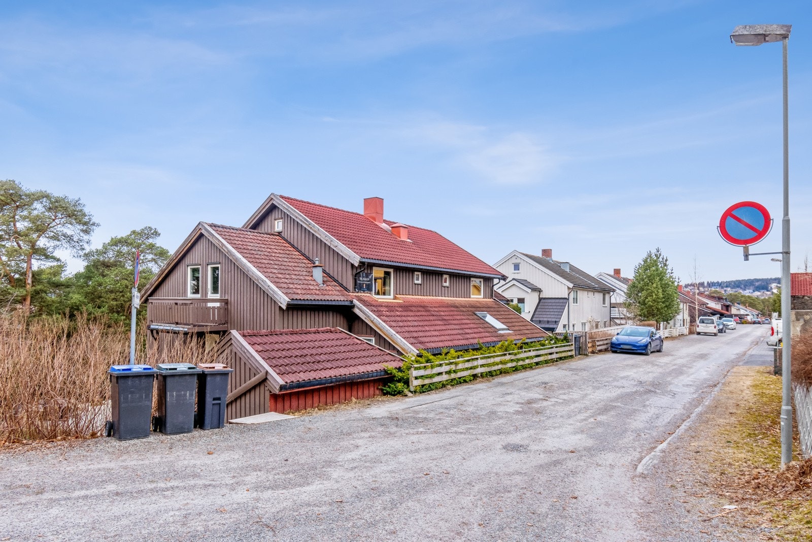 Gaten er en blindveg uten gjennomgangstrafikk, noe som gjør den populær for de fleste. Galleribilde