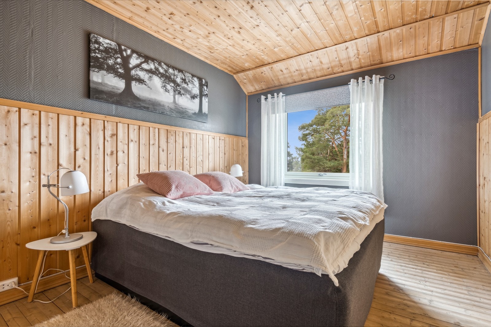 Boligen har totalt 5 soverom, og samtlige av dem befinner seg i 2. etasje. Galleribilde