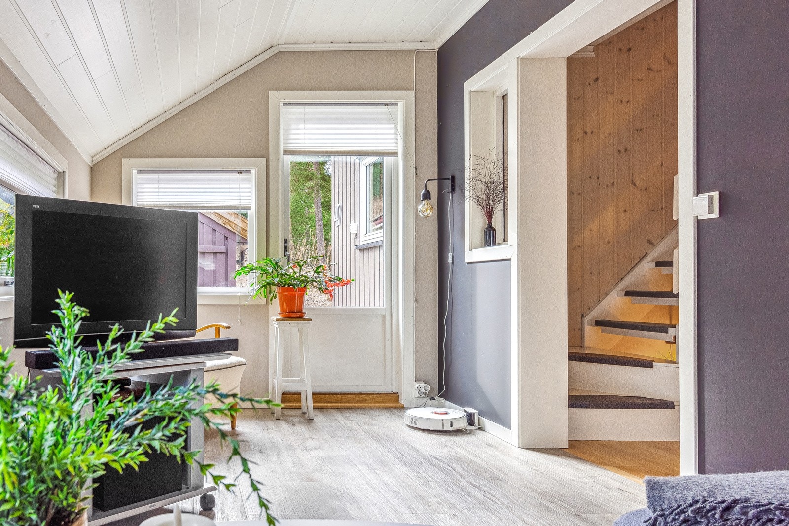 Rommet har utgang til uteareal. Galleribilde