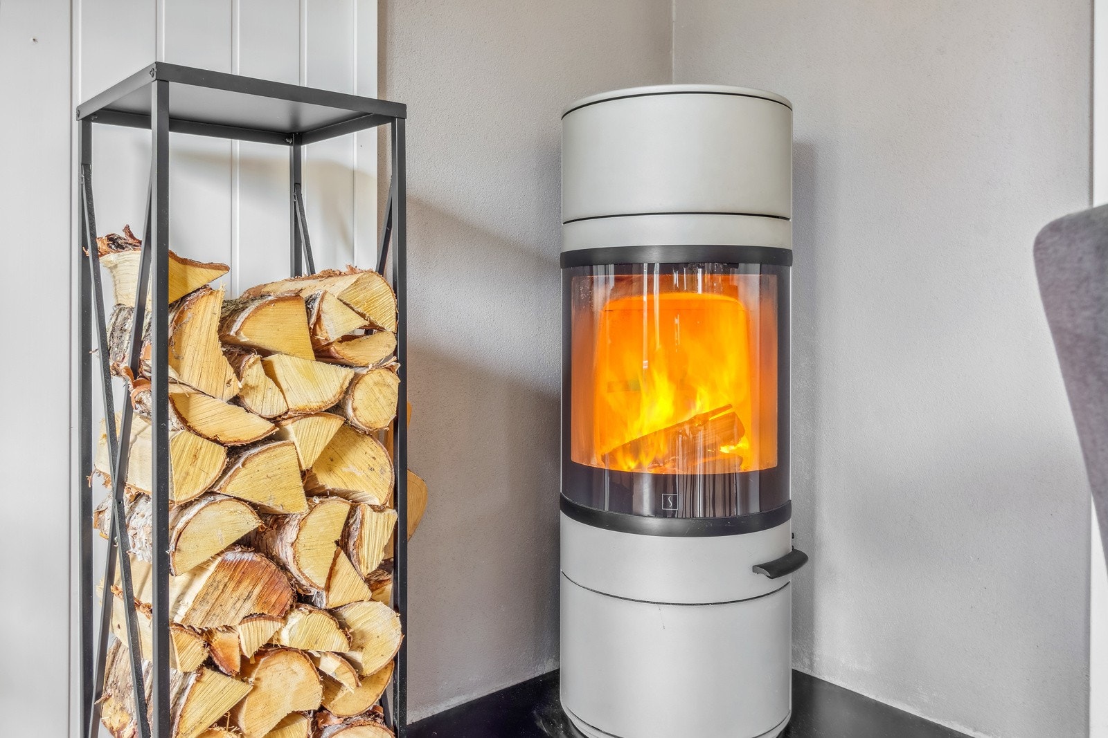 Man finner enkelt både roen og varmen foran ildstedet i stuen. Galleribilde