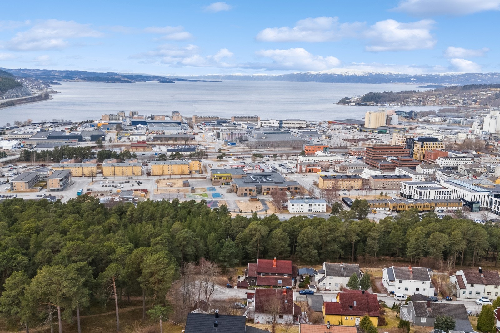 Fra Furuskogvegen er det kort vei til flere barnehager, barneskole, ungdomsskole, videregående skole, idrettsanlegg og Campus Steinkjer. Galleribilde