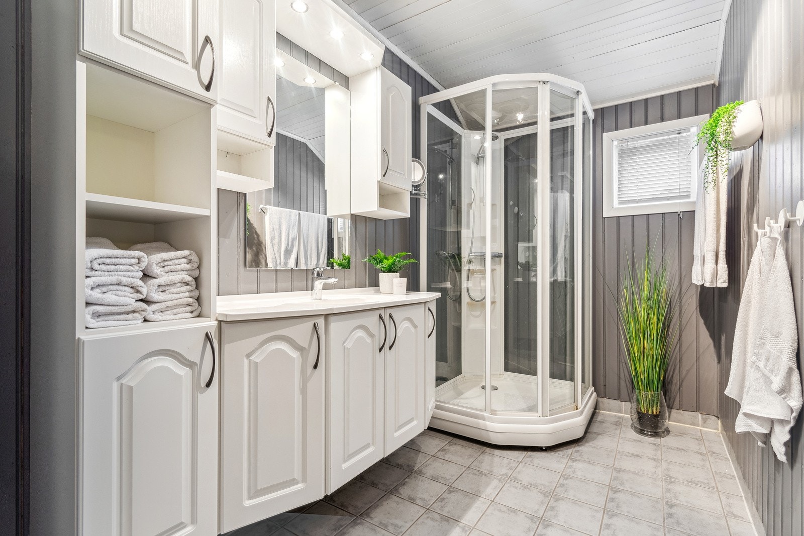 Oppe får man et romslig og praktisk bad med mye oppbevaringsplass. Galleribilde