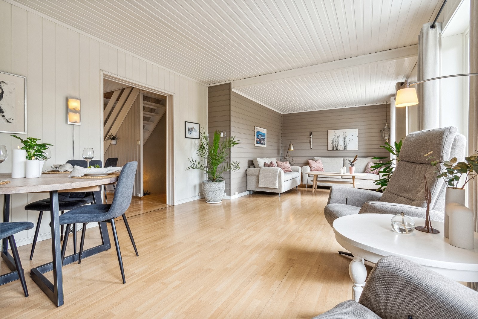 Det er god møbleringsfrihet i stuen, så her kan man enkelt innrede med flere sittegrupper - uten at det oppleves rotete. Galleribilde