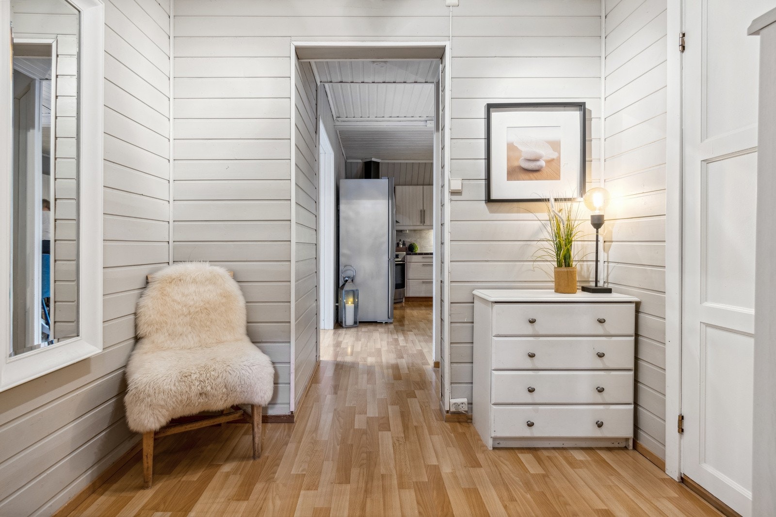 Gangen er romslig og her kan man møblere med stoler og kommoder for oppbevaring. Galleribilde