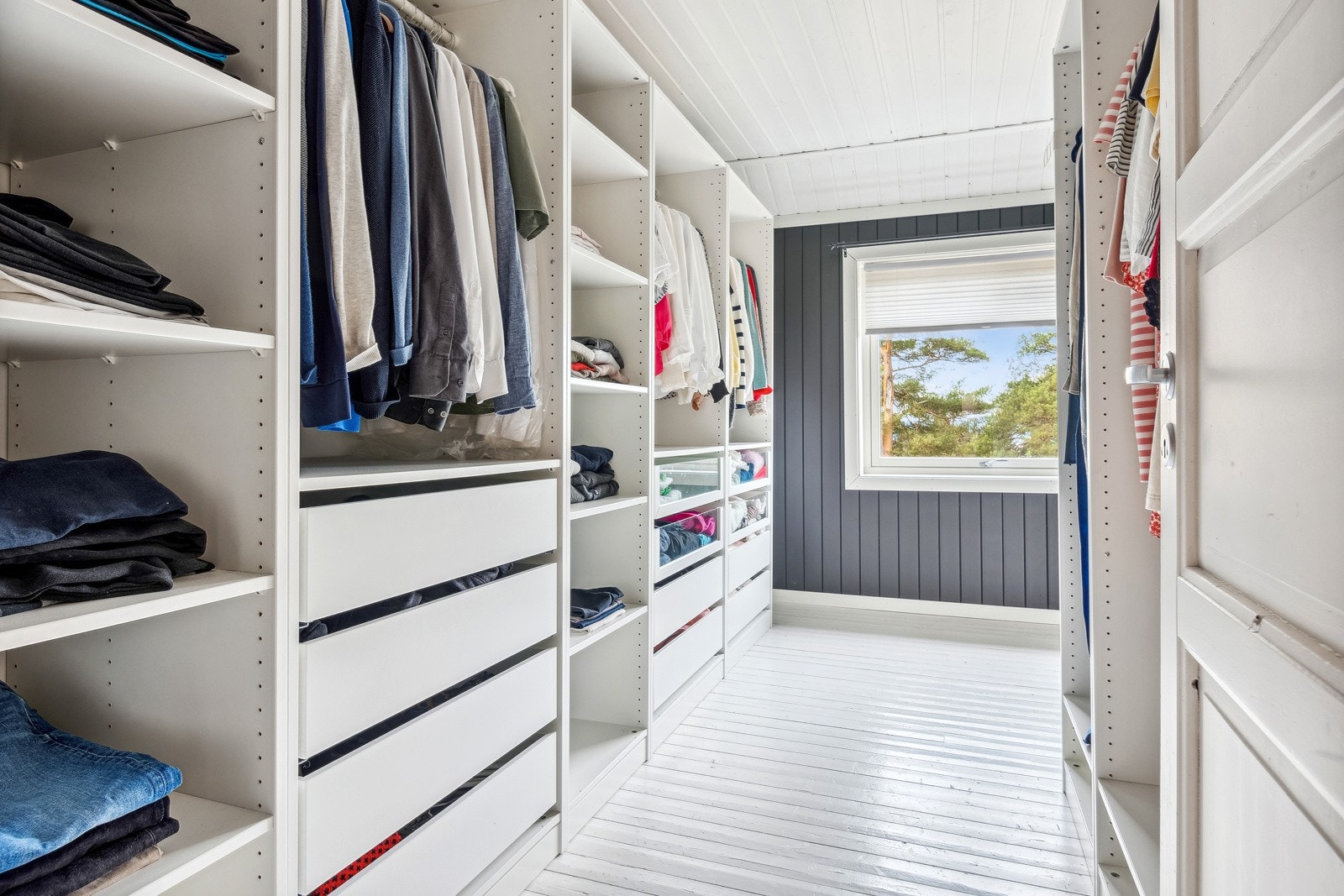 Det ene rommet brukes i dag som et omkledningsrom og er utstyrt med garderobeløsning. Galleribilde