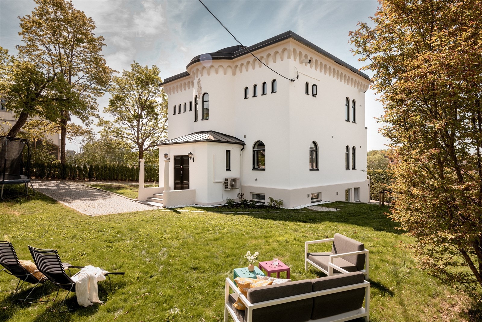 Huset har gode solforhold, en flott hage og flere store uteplasser inkl. takterrasse Galleribilde
