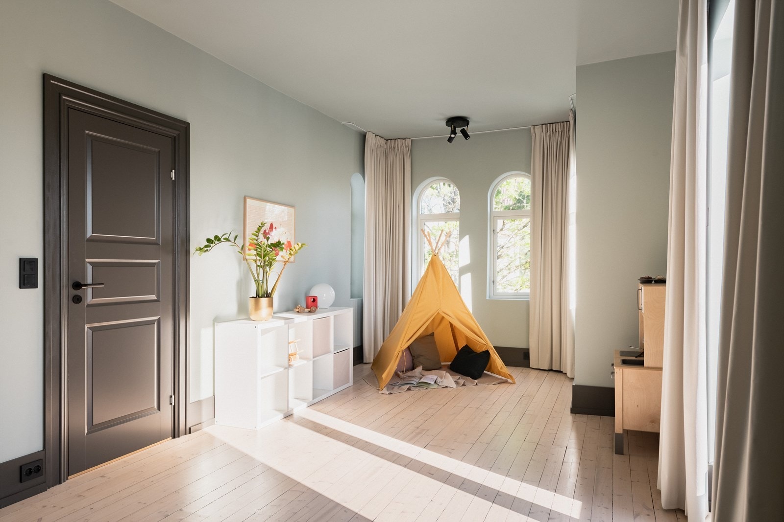 Stort lekerom / soverom. Er tilrettelagt for å kunne deles i to separate soverom (se alt. planløsning) Galleribilde