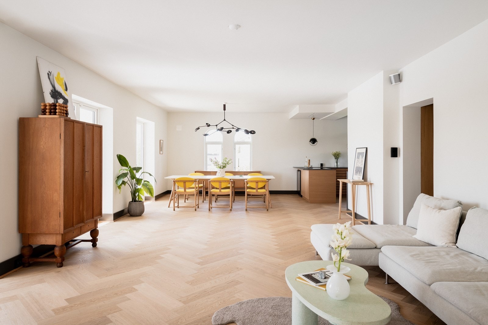 Første etasje har en åpen og luftig planløsning med mye naturlig lys Galleribilde