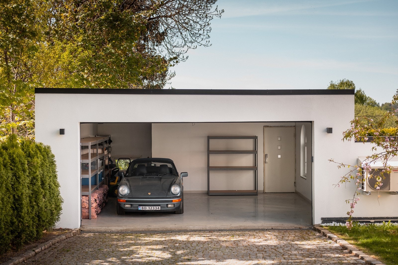 Romslig garasje med god plass til 2 biler, el-bil lader, boder og oppbevaringsplass Galleribilde