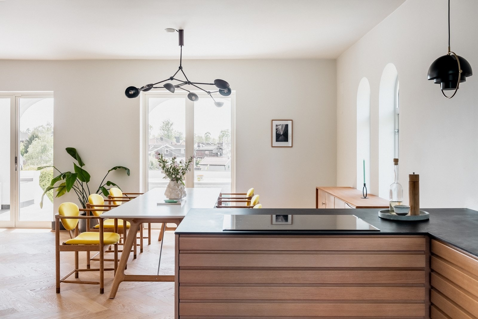 Kjøkkenet har en delvis åpen planløsning mot spisestuen Galleribilde