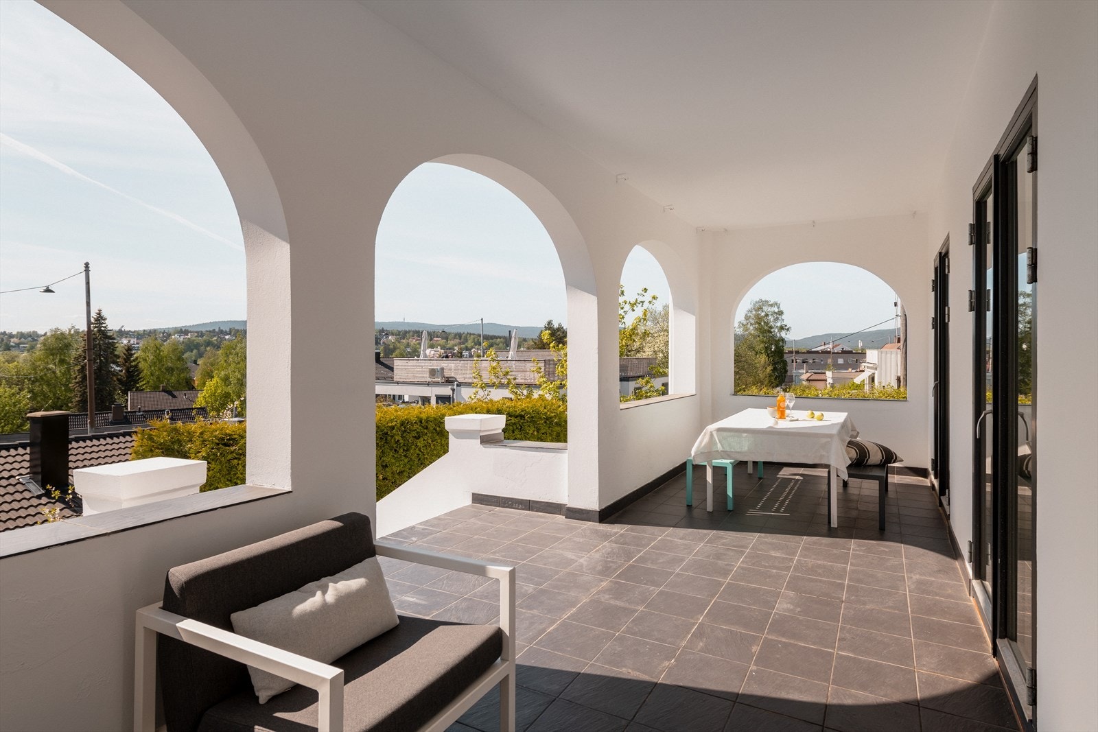 Direkte adkomst til en 9-meter bred terrasse med god plass til langbord og sittegrupper Galleribilde