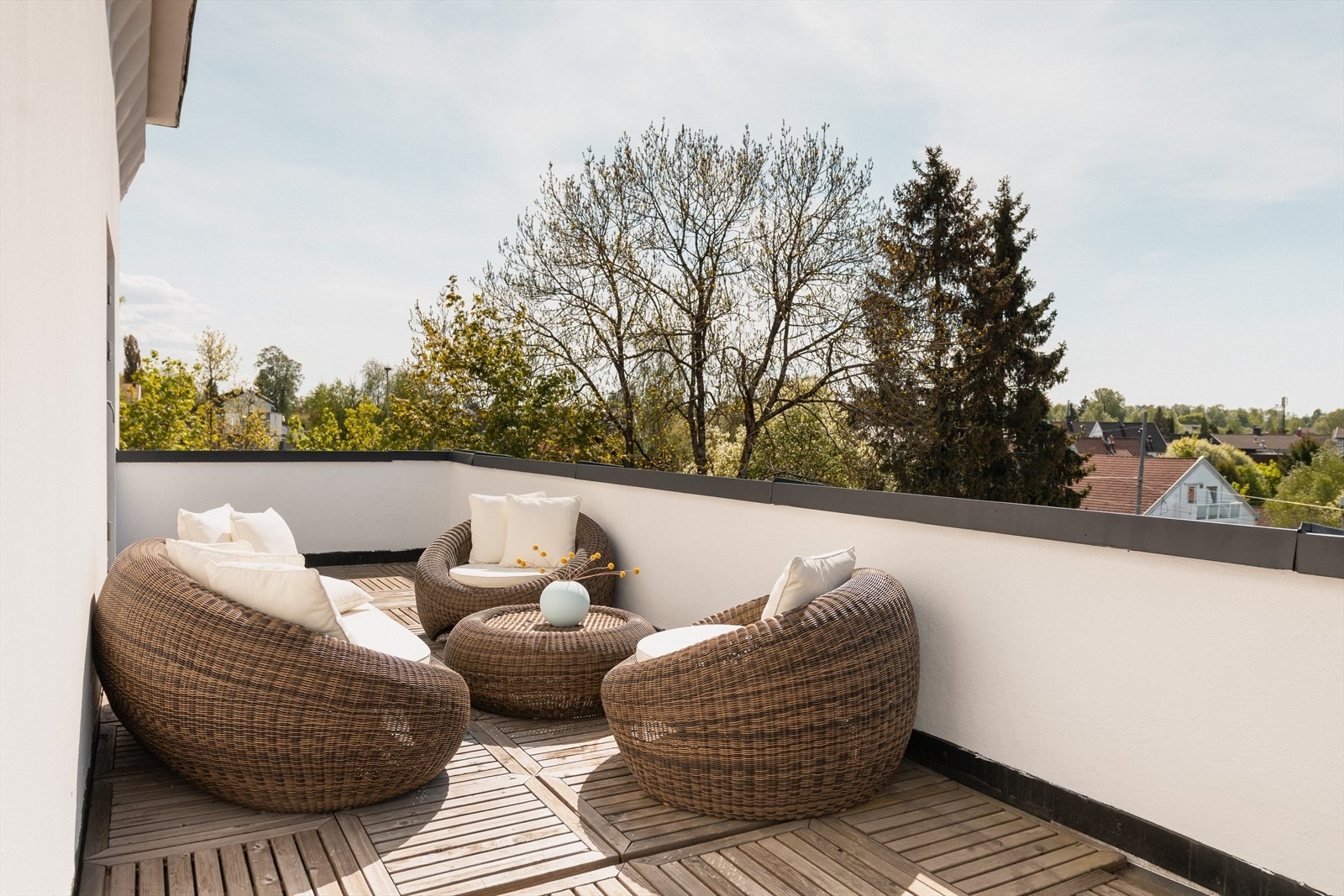 Stor og luftig balkong med flott utsikt Galleribilde