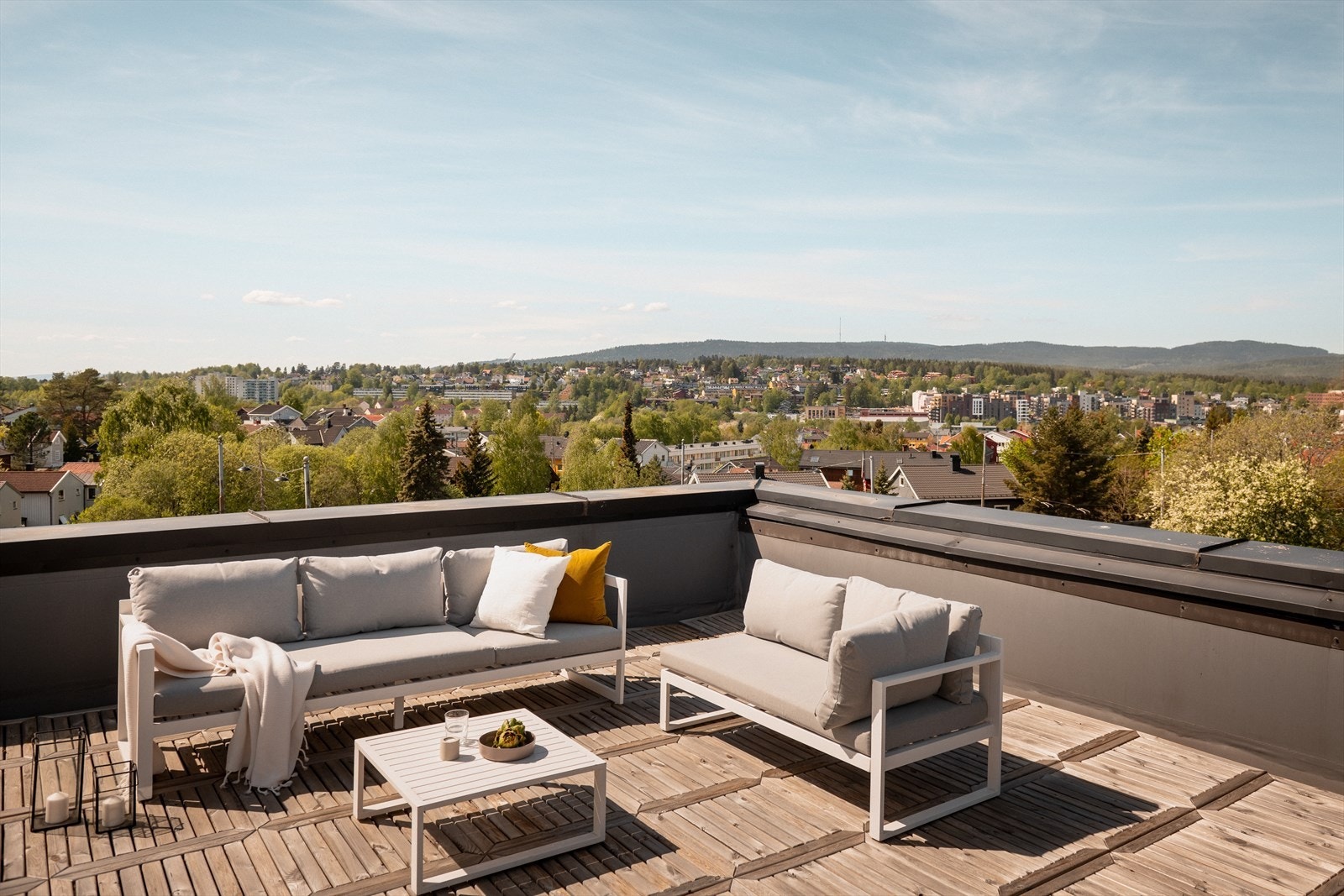 Langstrakt utsikt fra takterrassen. Her skimter man Holmenkollen og Tryvann Galleribilde