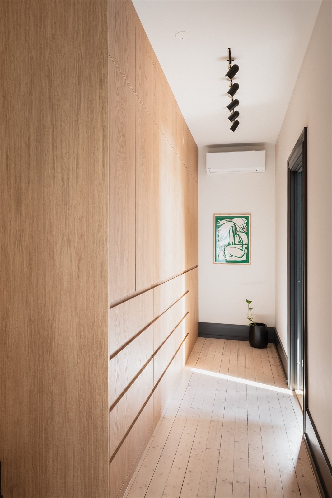 Stor og praktisk garderobe fra VIP Studio Galleribilde