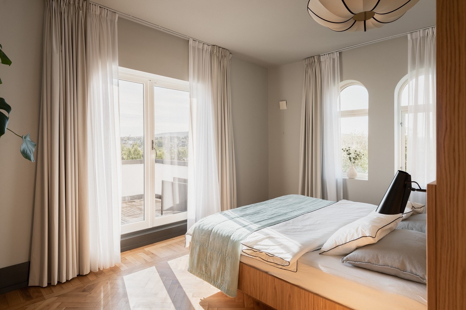 Hovedsoverom: flott utsikt og adkomst til stor balkong Galleribilde