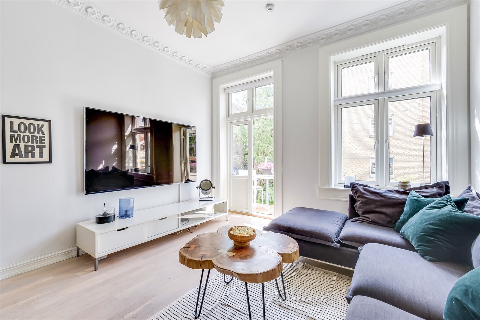 De store vinduene slipper rikelig med naturlig lys inn i rommet, noe som skaper en luftig atmosfære Galleribilde