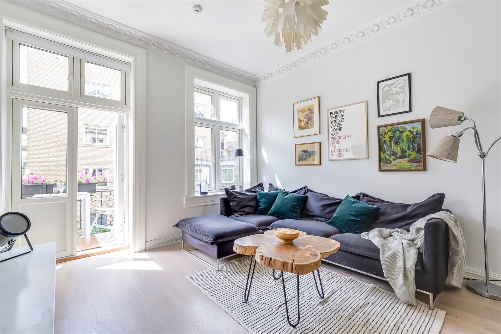 Kombinasjonen av en meget god takhøyde og store vindusflater gir en luftig romfølelse Galleribilde