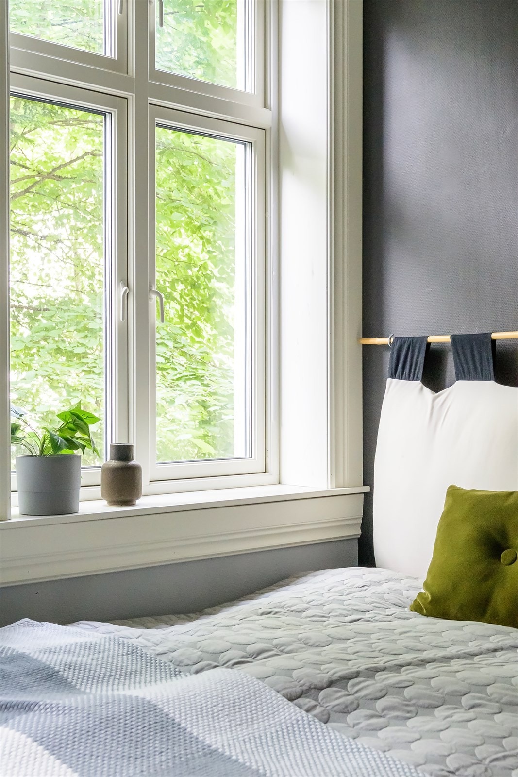 Soverommet vender ut mot stille og rolig bakgård Galleribilde