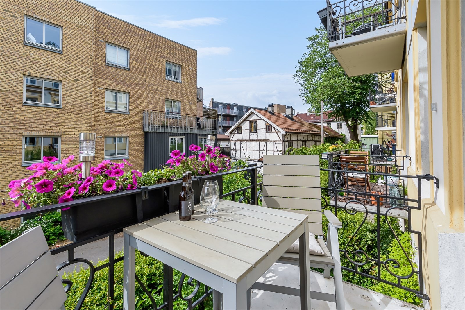 Balkongen er sydvendt og på sommerstid er det sol fra ca. kl. 12:00 - 18:00 Galleribilde