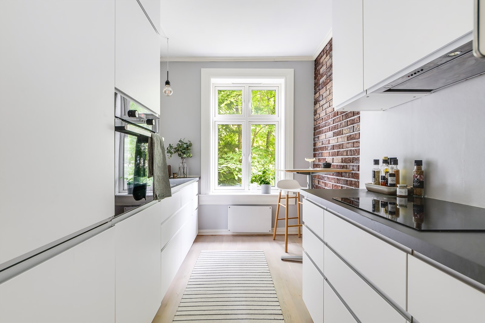 Utrolig trivelig kjøkkenrom med god spiseplass og flott utsyn mot bakgården Galleribilde