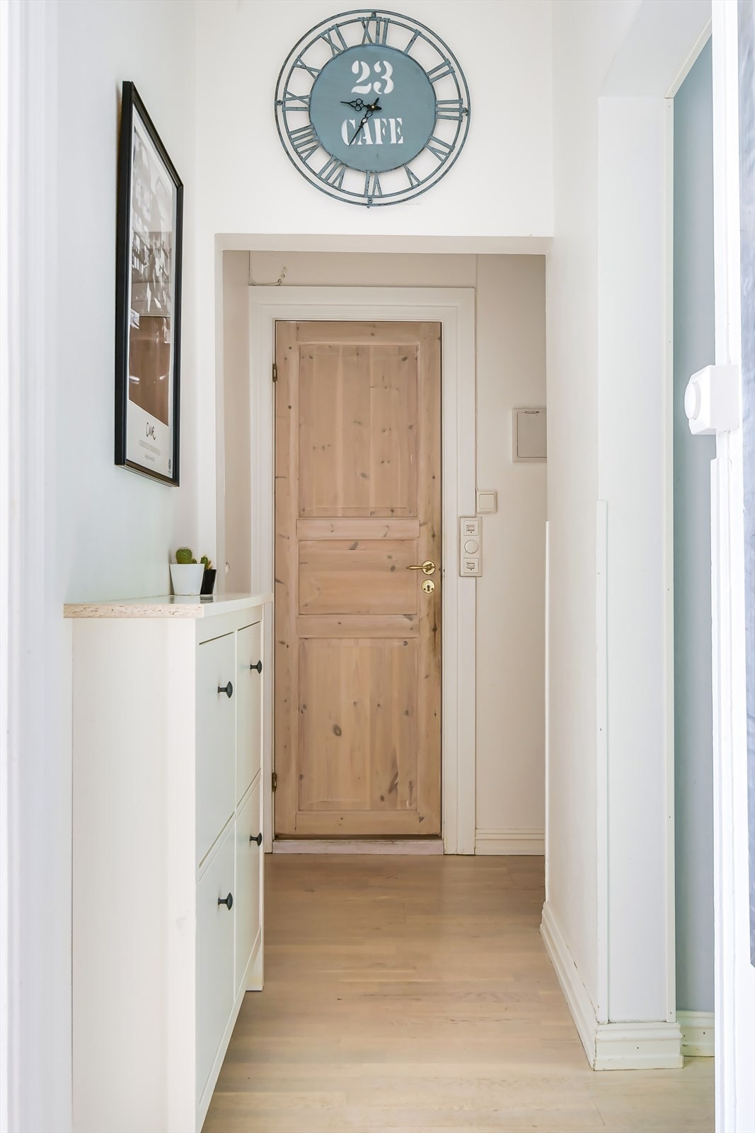 Du blir møtt av en hyggelig entré som gir god oppbevaringsplass for både yttertøy og sko Galleribilde