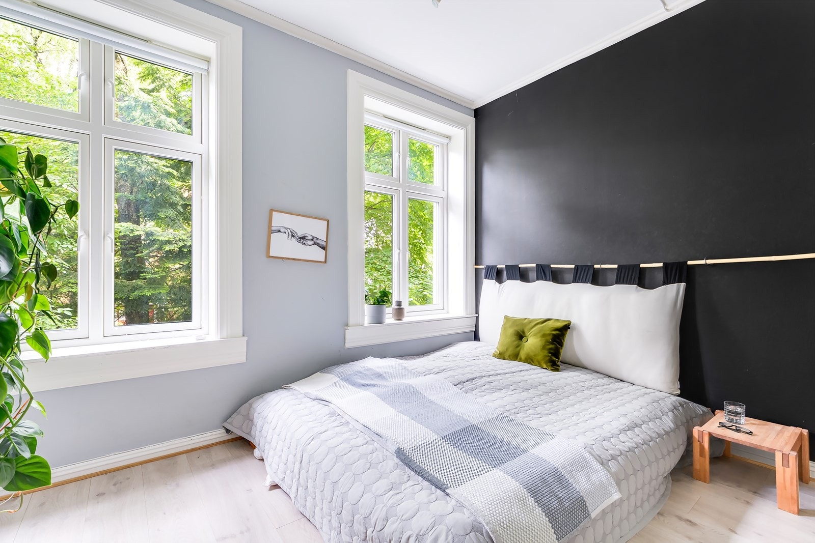 Stort soverom malt i en flott fargepalett som skaper en innbydende atmosfære Galleribilde