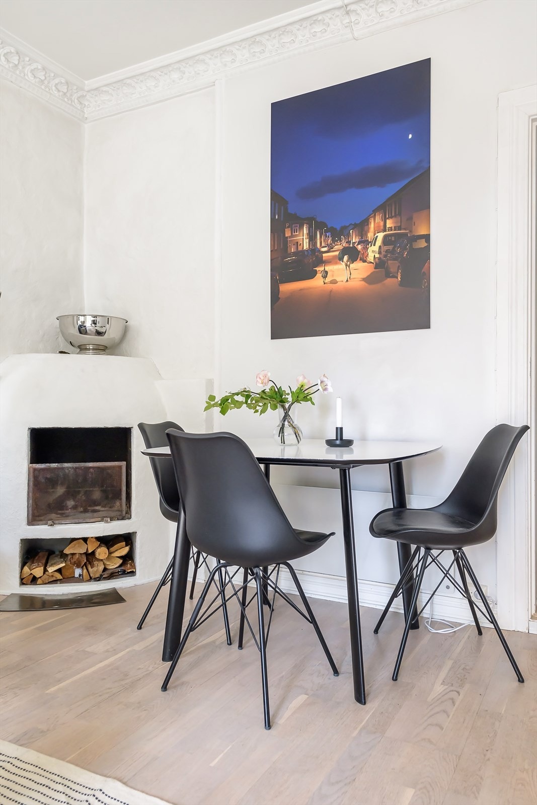 I hjørnet av stuen står det en koselig peisovn som varmer godt på kalde dager og gir en lune atmosfæren Galleribilde