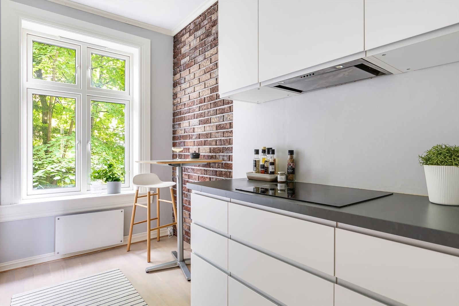 Et delikat og stort kjøkken fra 2014 godt utnyttet med rikelig skap- og benkeplass Galleribilde