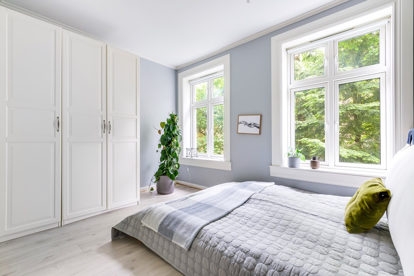 Rommet kan enkelt innredes med seng, nattbord og tilhørende møbler, og gir god plass til personlig tilpasning og komfort Galleribilde