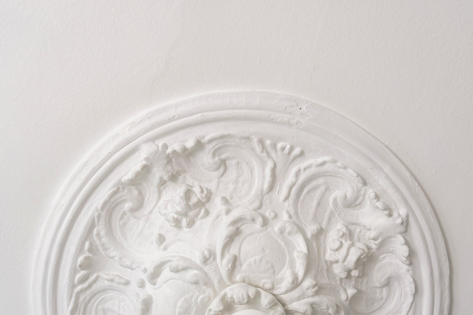 Leiligheten har nydelige klassiske detaljer som rosett og stukkatur, hvilket gir boligen det lille ekstra Galleribilde