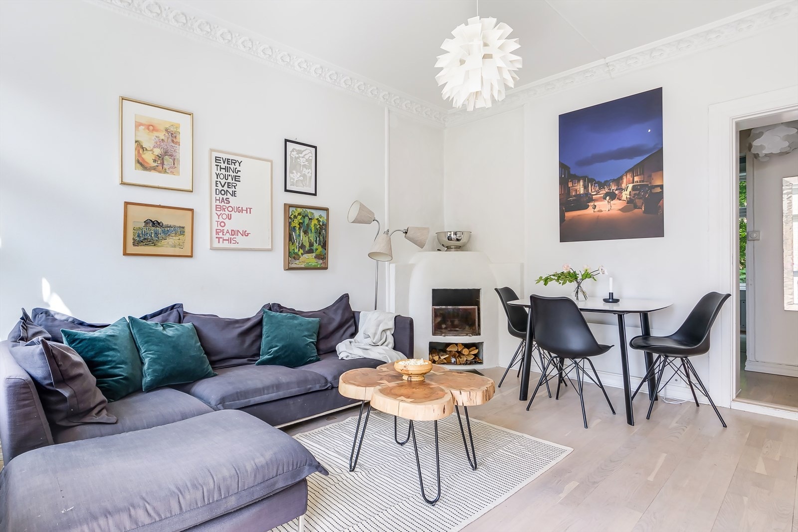 I den innbydende stuen møtes du av lyse overflater med pen parkett på gulvet Galleribilde