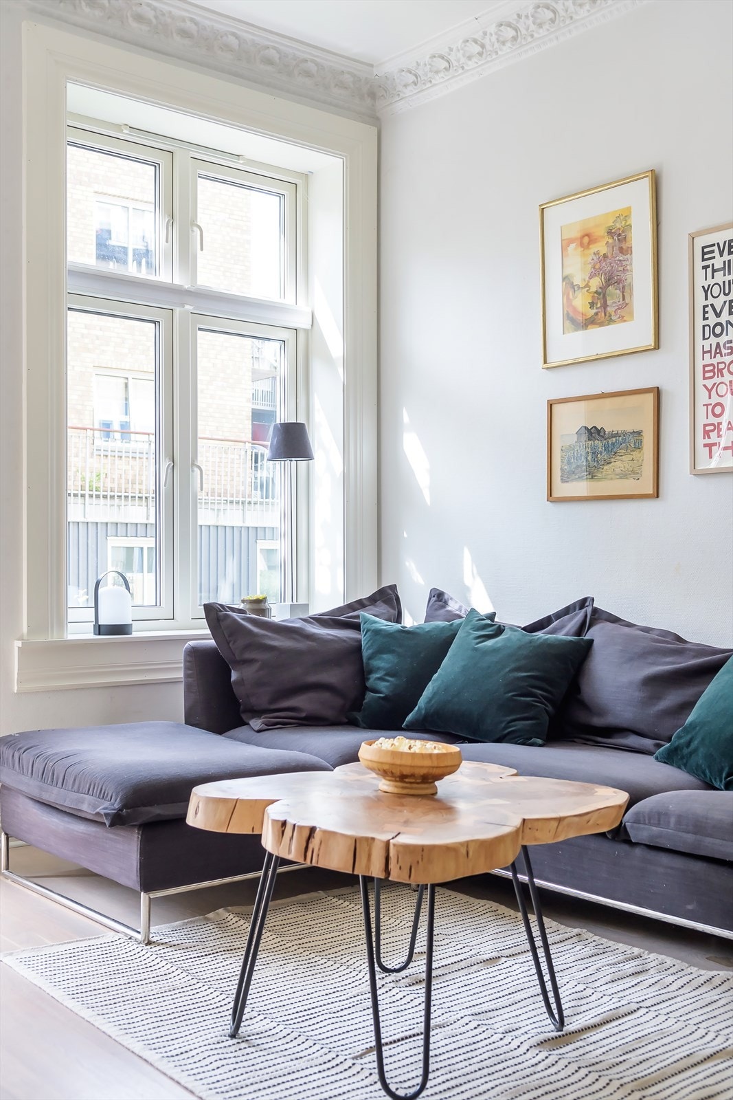 Stuen tilbyr god plass til både sofagruppe og spisebord Galleribilde