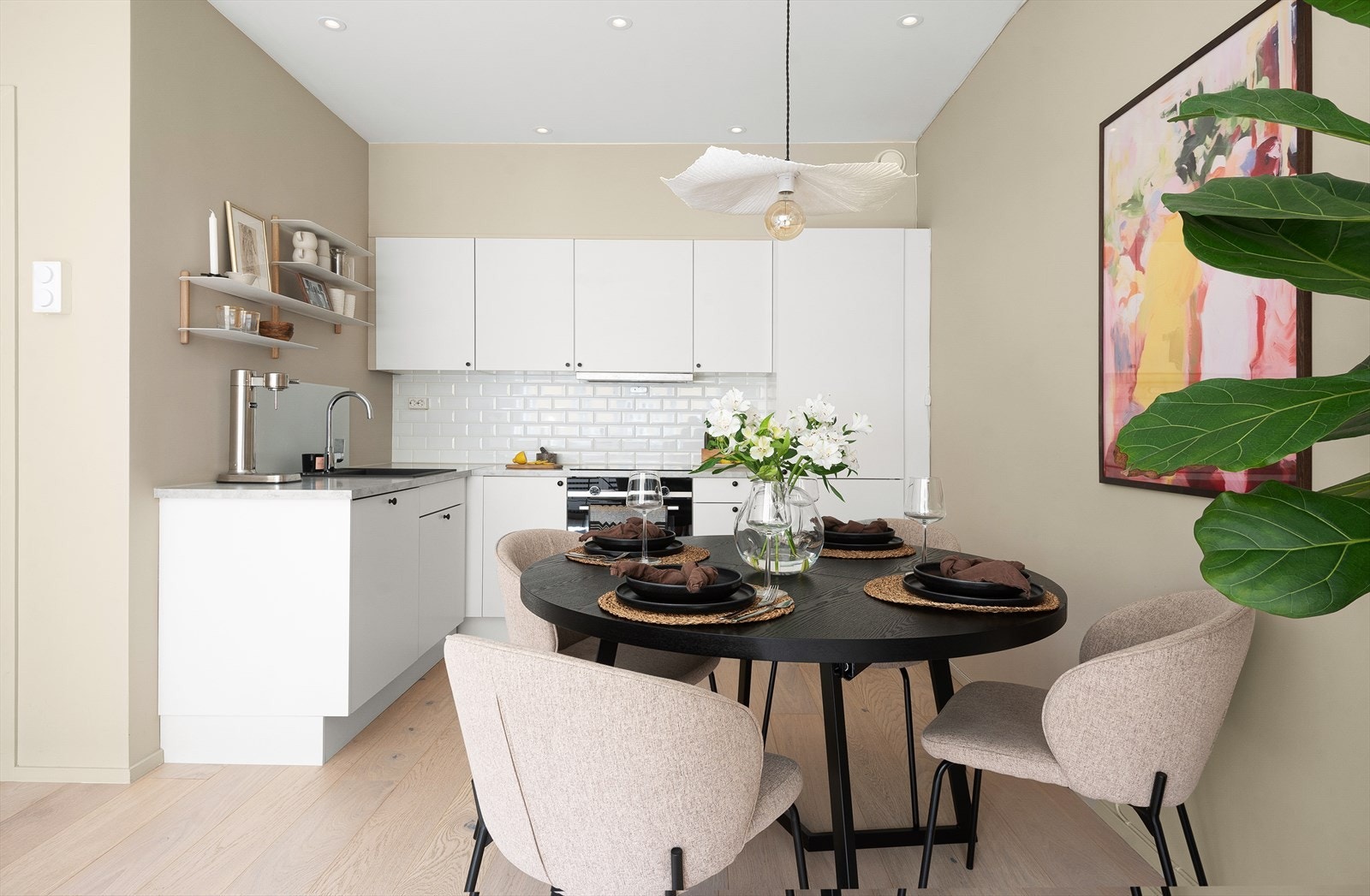 Moderne HTH kjøkken fra 19/20 med kjøkkeninnredning med glatte fronter og foliert benkeplate. Galleribilde