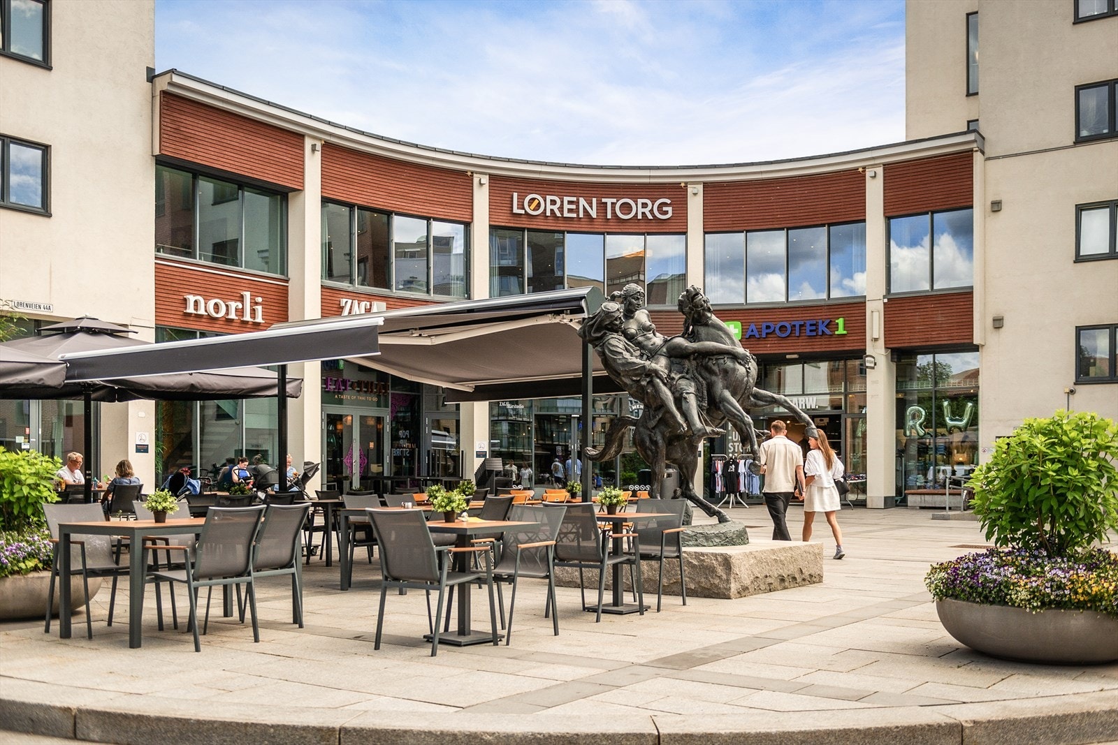 På oversiden av leiligheten finner du Løren med et flere service- og serveringssteder! Galleribilde