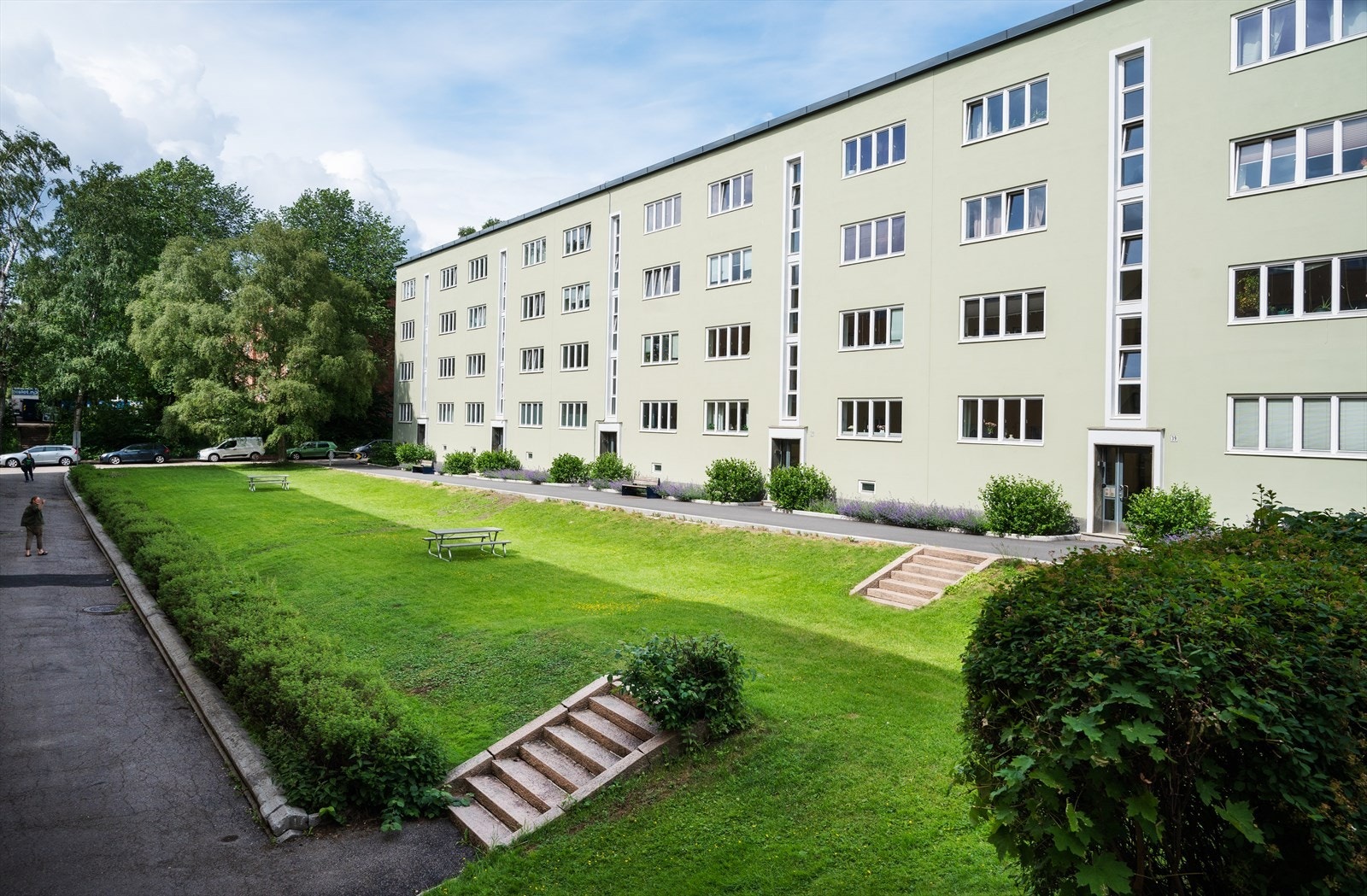Rundt leiligheten er det skjermet og rolig med hyggelige grøntarealer. Galleribilde