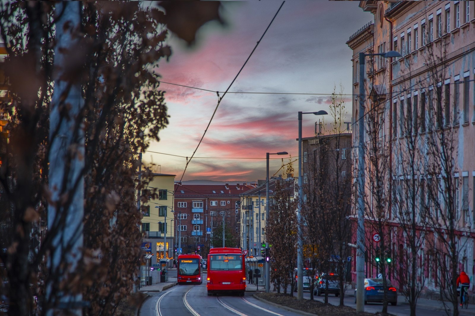 Området rundt leiligheten er et kollektiv knutepunkt med buss, trikk og t-bane, som enkelt tar deg inn til sentrum på noen få minutter! Galleribilde