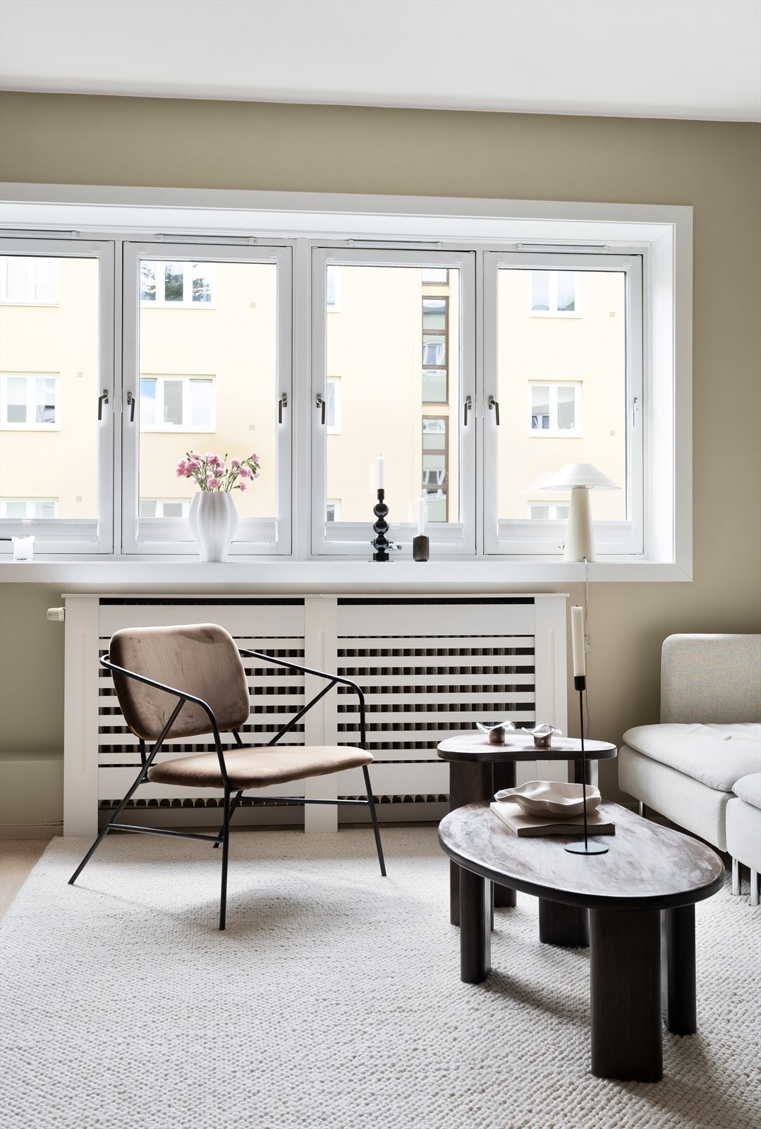 Vindusflatene gir rikelig med lysinslipp til stuen. Galleribilde