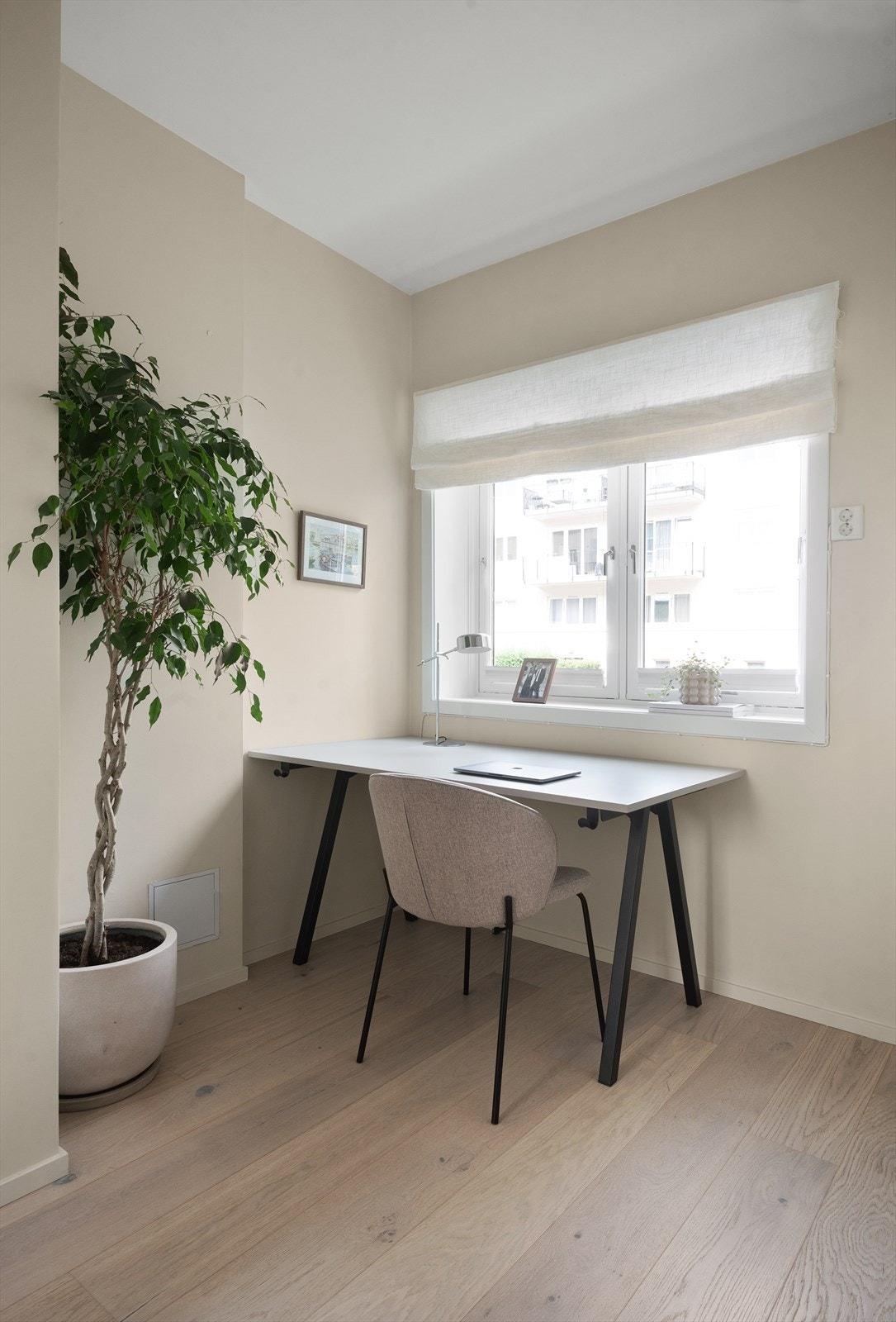 Rommet passer perfekt som kontor eller soverom. Galleribilde