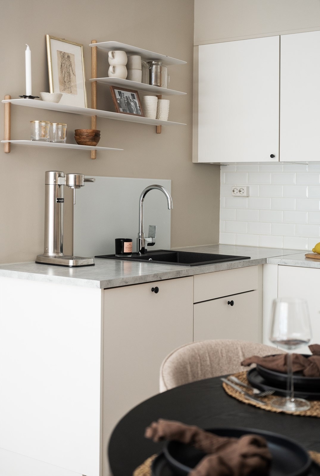 Kjøkkenet er utstyrt med platetopp, kum med ettgreps blandebatteri, ventilator med kullfilter, kjøl/fryseskap, ovn og oppvaskmaskin. Galleribilde