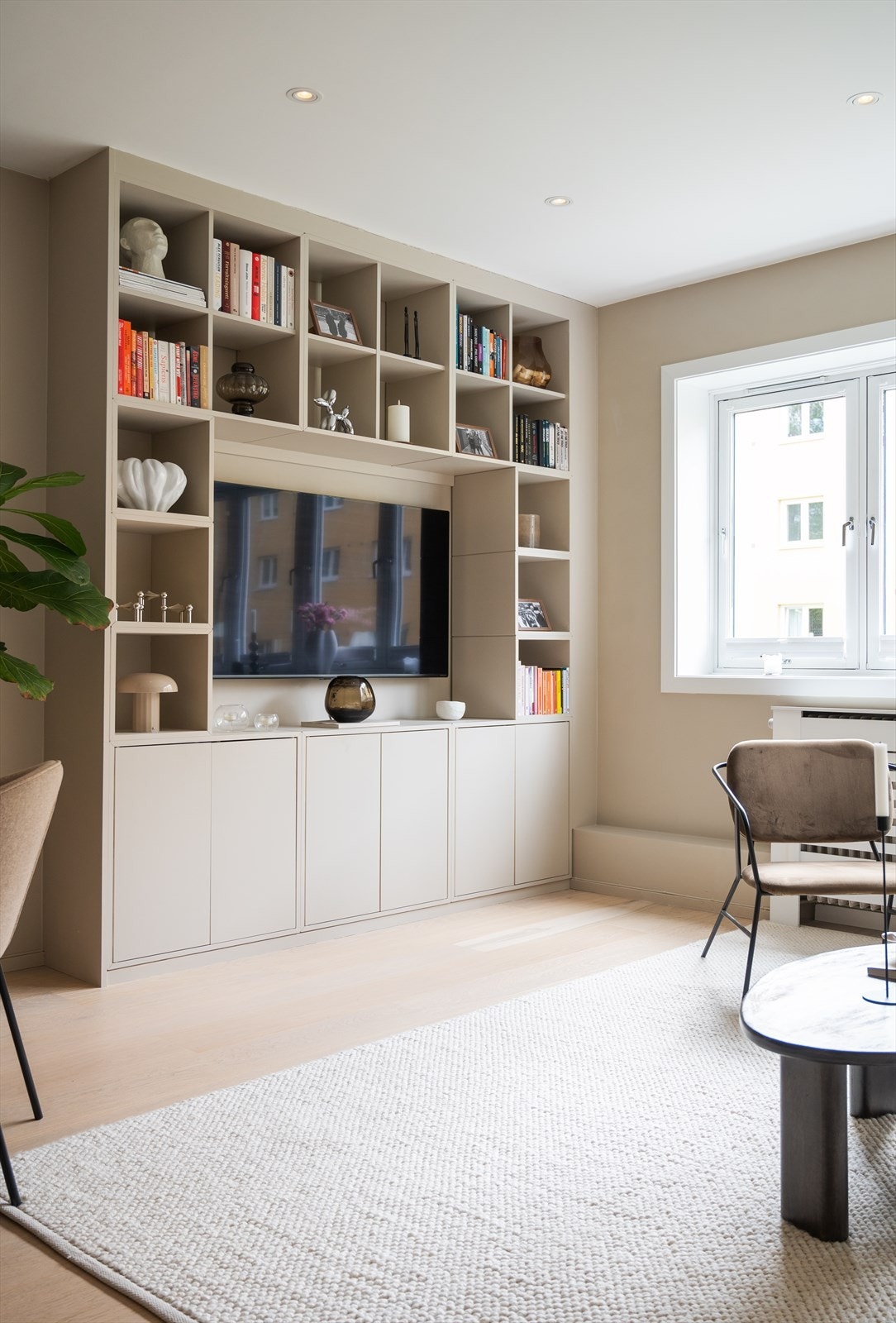 Lekkert plassbygd skap-/hyllesystem. Galleribilde