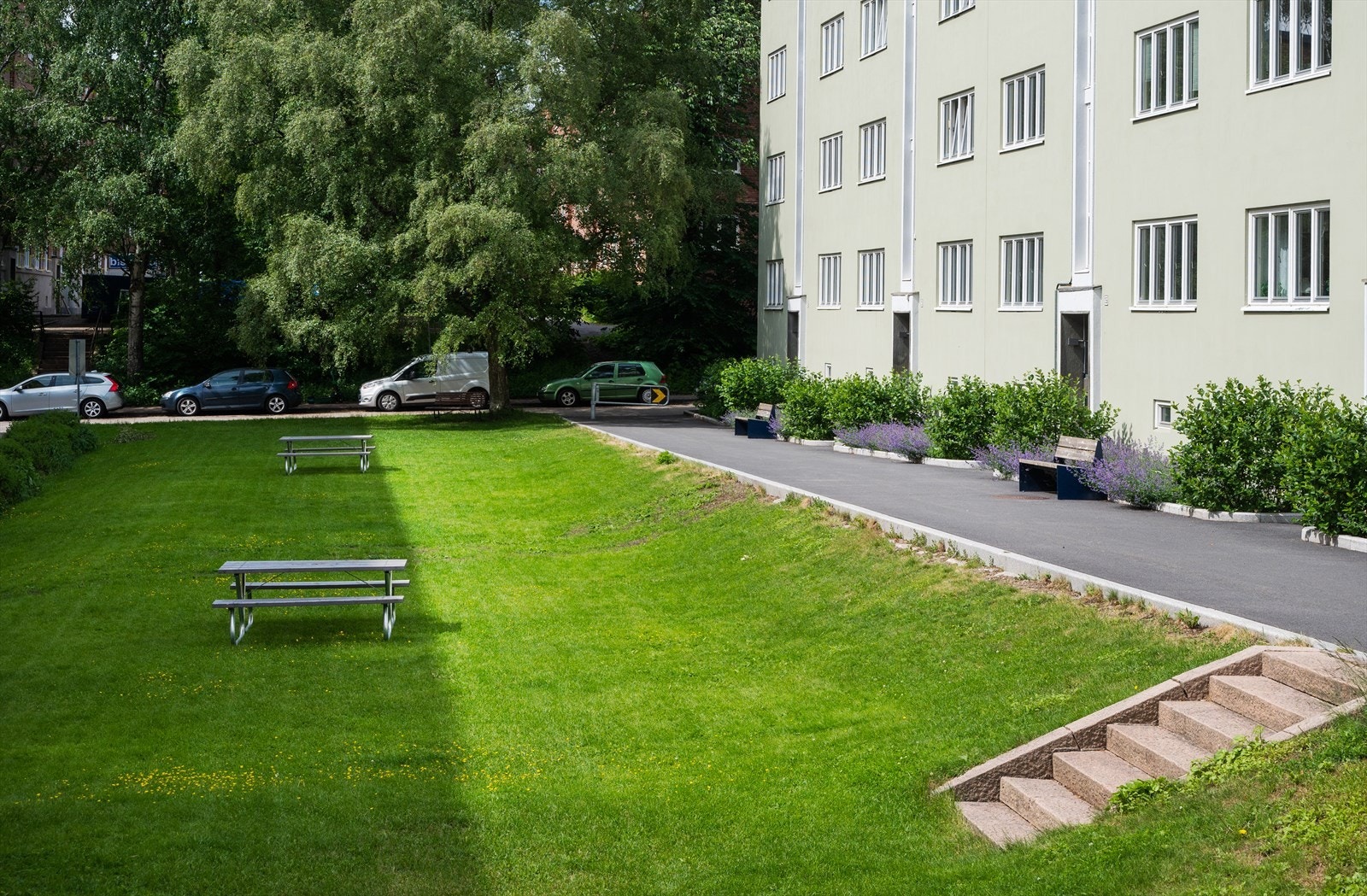Leiligheten ligger flott til i en høy 1. etasje! Galleribilde