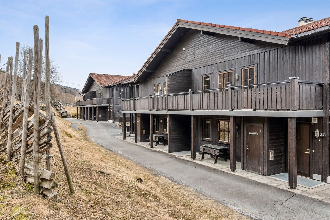 Med en plassering midt i bakken, gir denne leiligheten deg den perfekte kombinasjonen av komfort og umiddelbar tilgang til skibakkene. Galleribilde