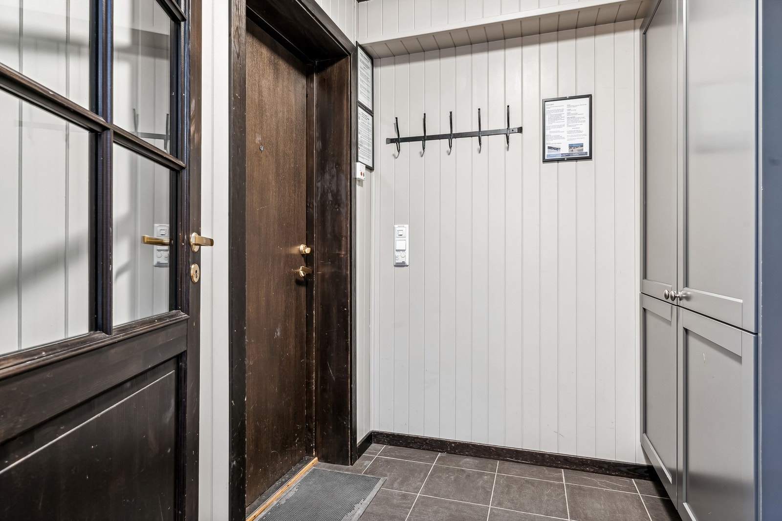 Velkommen inn, fllislagt gang med varmekabler. Garderobeskap og mulighet for å henge fra seg yttertøyet. Galleribilde